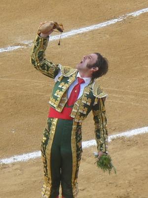 POR FIN LE EMBISTIÓ UN TORO A PADILLA EN JEREZ